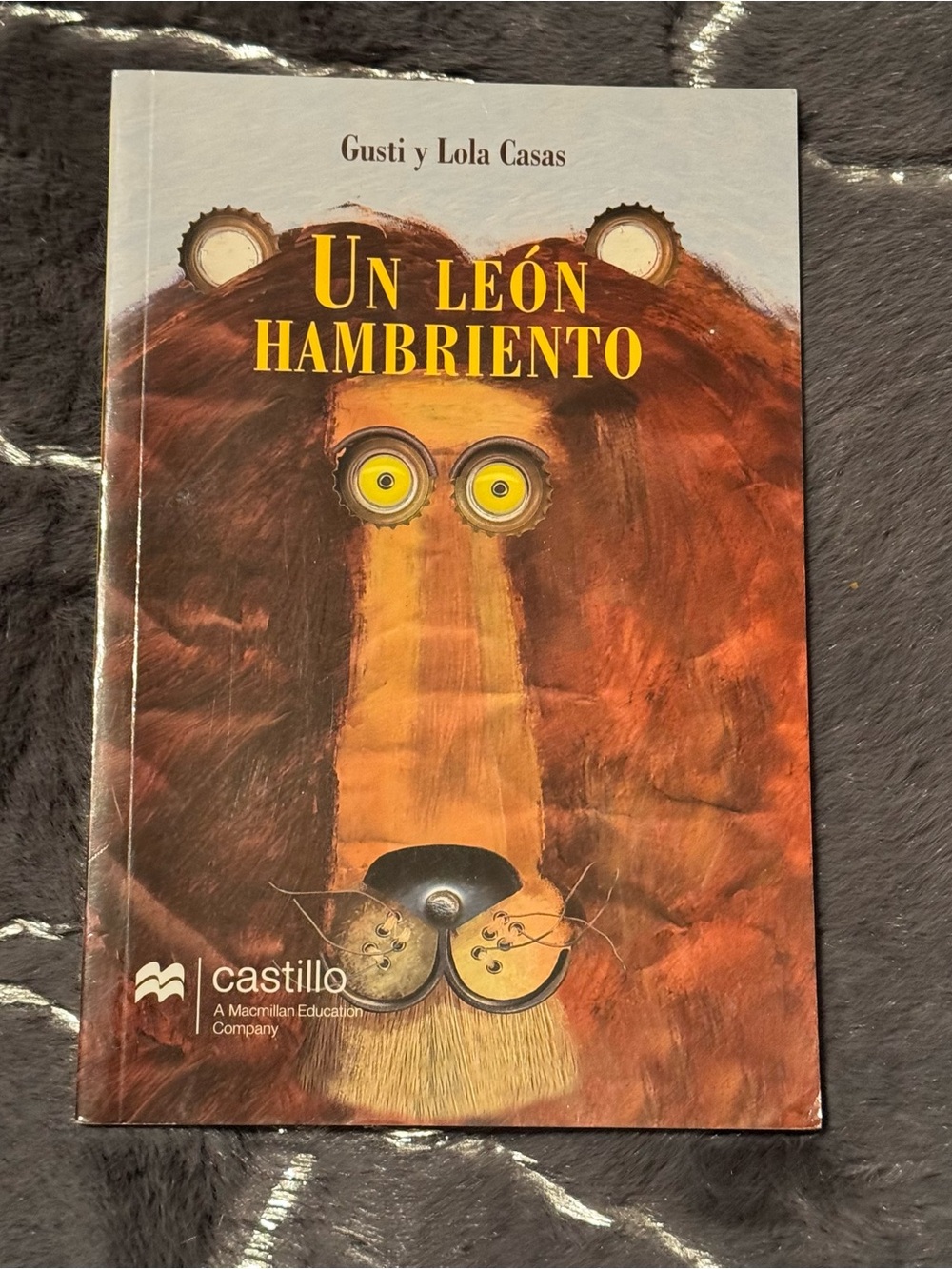 Un león hambriento - Illustrated Spanish Children's Book RARE